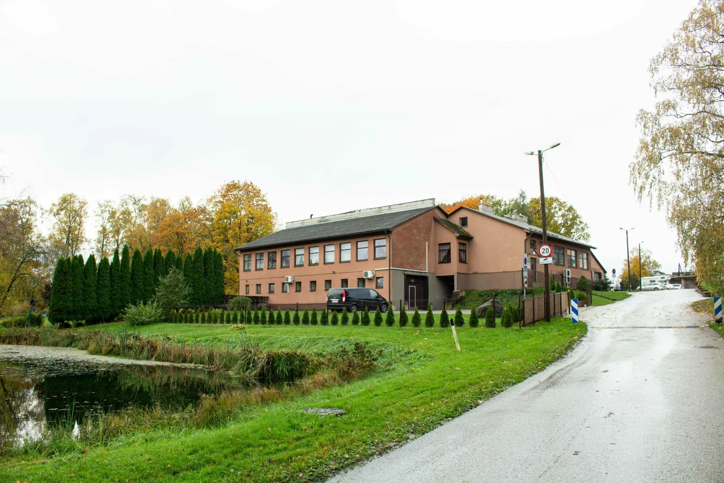 Matusebüroo Sinilill tegutseb Valgas Tartu tänava ääres.