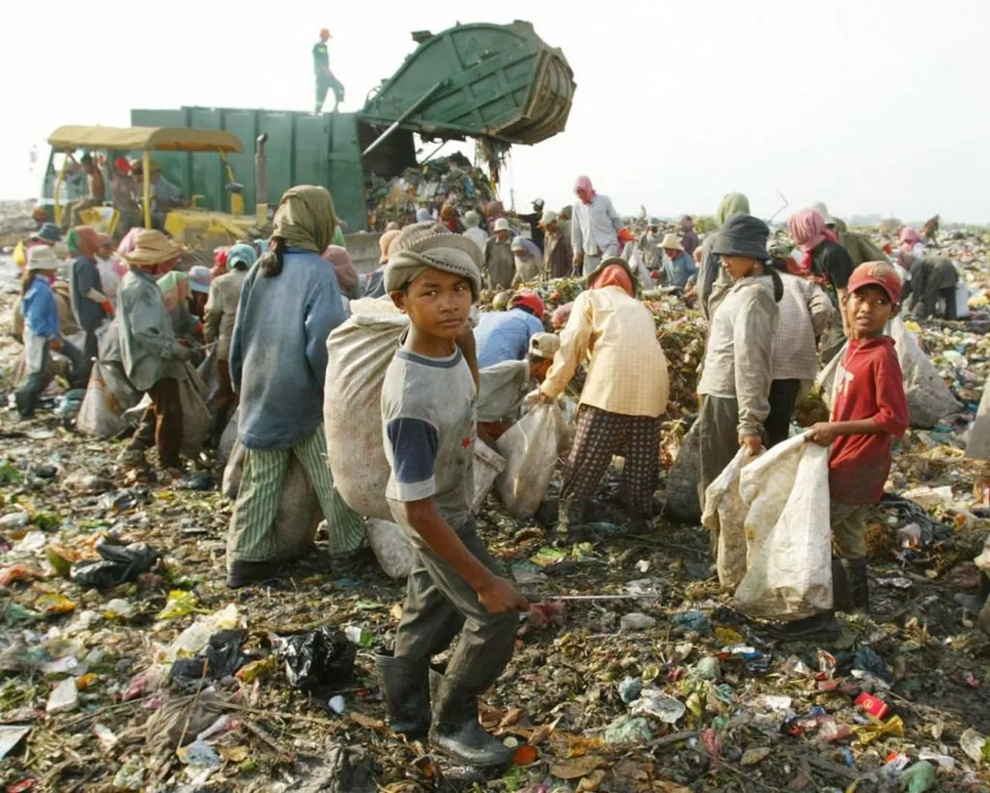 Kamboda noored Phnom Penhi prügimäel töötamas. Lastekaitse organisatsioonid väidavad, et ligi 600 miljonit Aasia noortest elavad vaesuses ehk pildil kujutatuga sarnast elu.