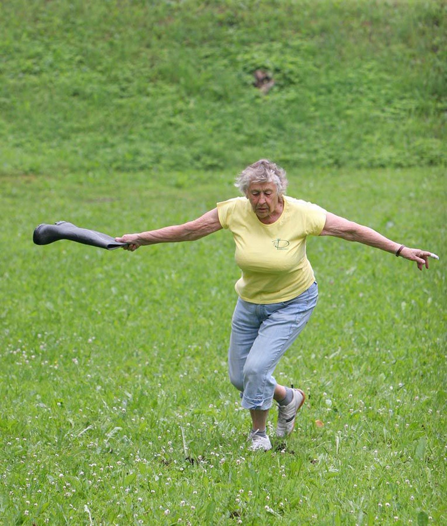 Saabuvate maailmameistrivõistluste vanim osaleja, 85aastane Hilja Bakhoff proovis teisipäeval saabast lennutada Vabaduse platsi lähedal orus. Silma järgi otsustades lendas kummik 20—30 meetrit.