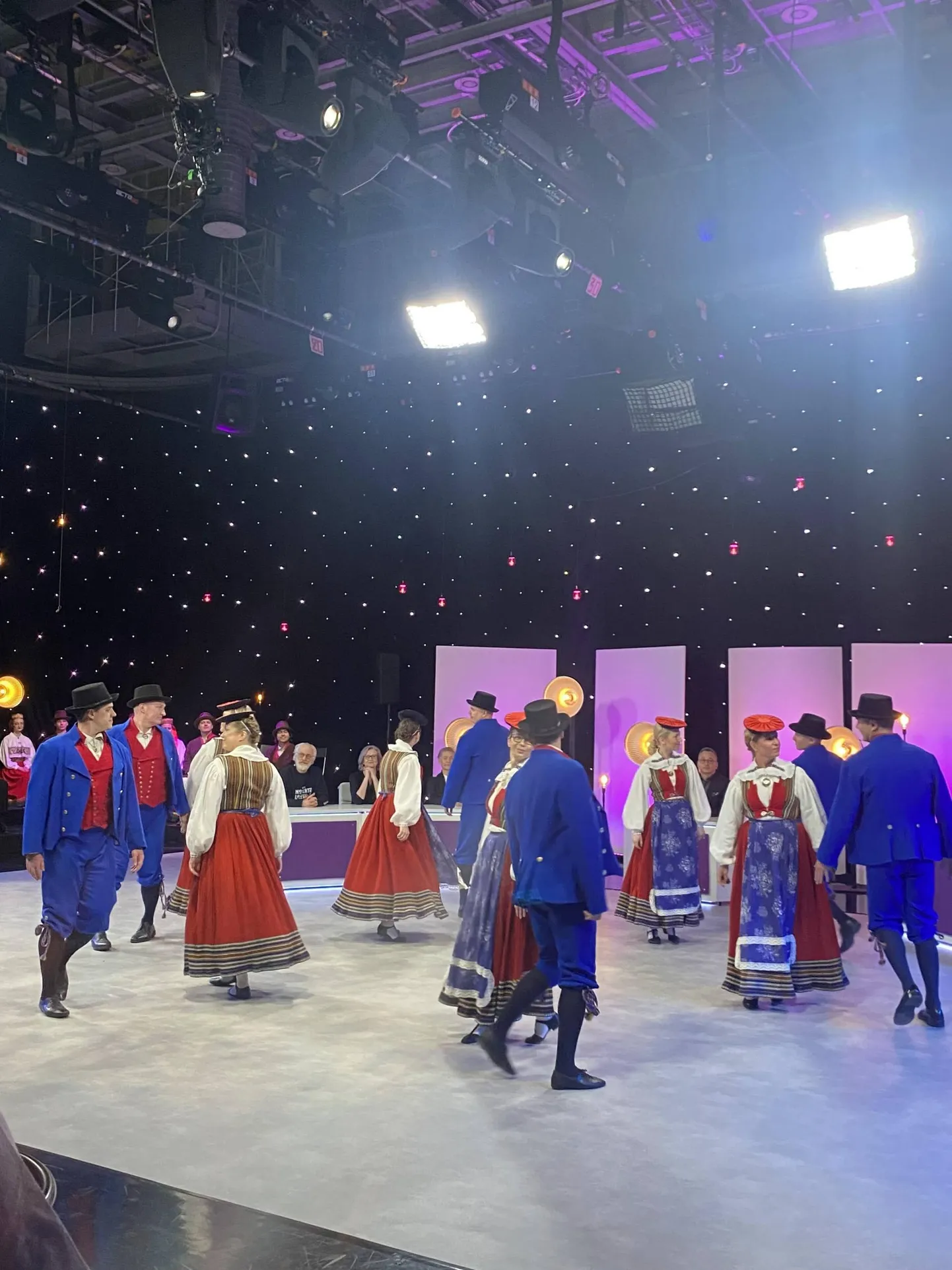 Tarvanpää rahvatantsuselts ETV televiktoriini "Laulu- ja tantsumängud" võtetel.