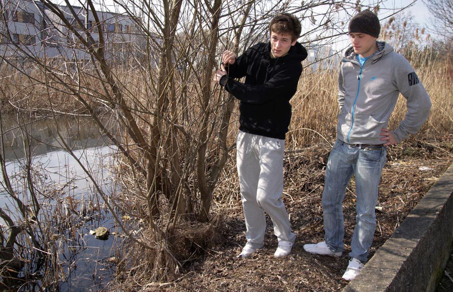 Mehis Kont (paremal) ja Aleksei Rožkov tõid Kuldse Kodu tiigist välja kaheksa- ja seitsmeaastase poisi.