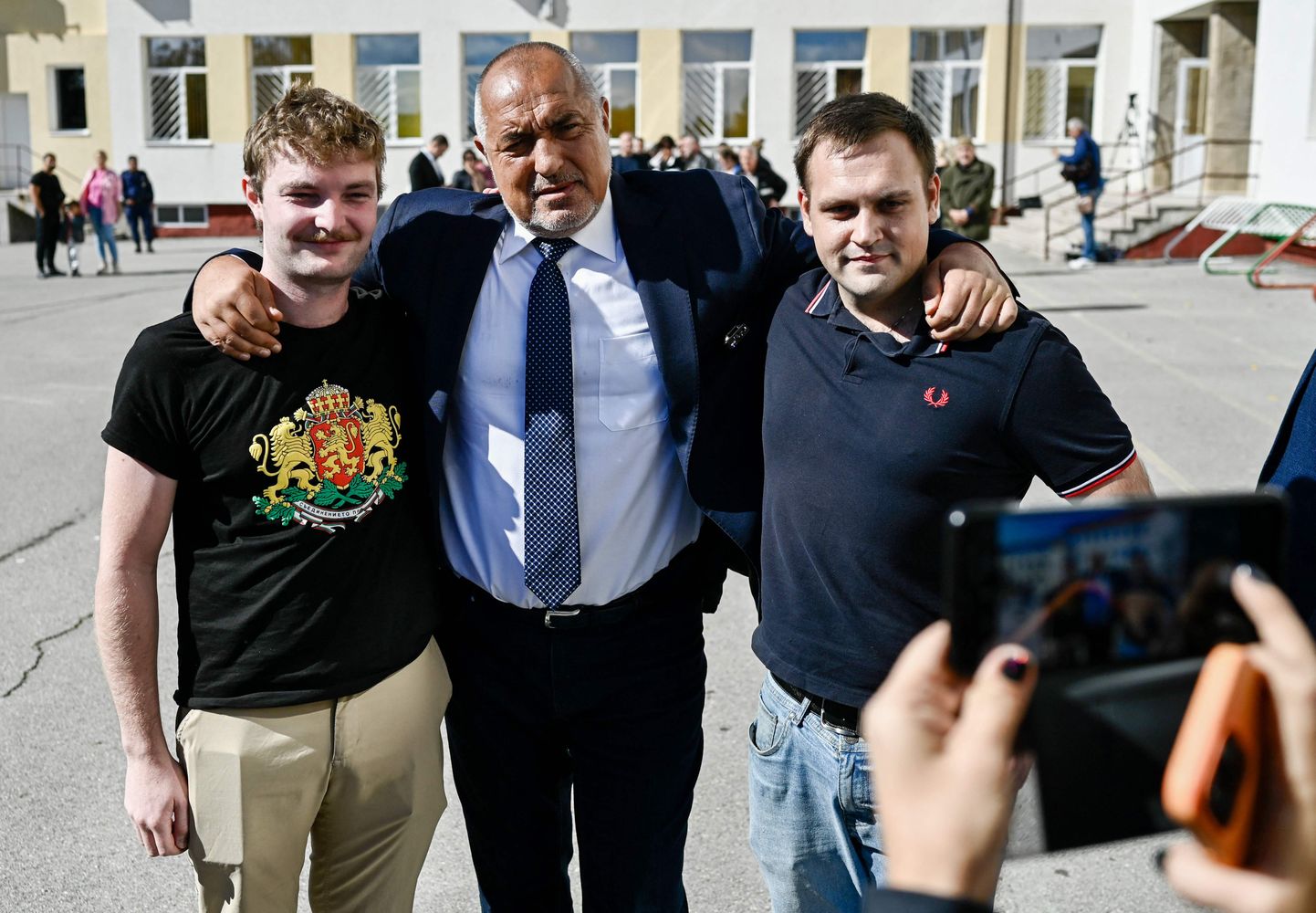 Erakonn GERB liider Bojko Borisov (keskel) poseerib eile pärast hääletamist Sofias toetajatega.