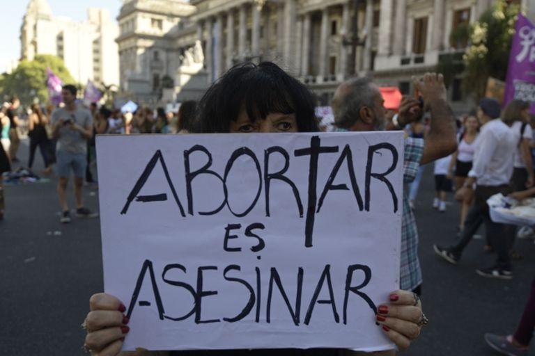 "Аборты - это убийство", - гласит плакат