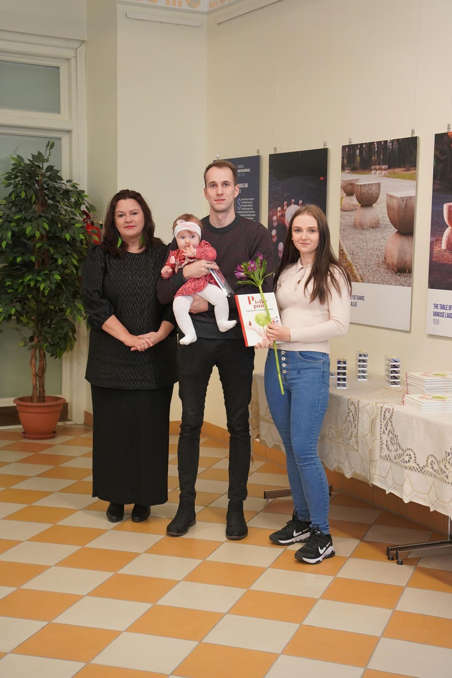 Valga valla noorimaid kodanikke ja nende vanemaid tervitas vallavanem Monika Rogenbaum (vasakul).