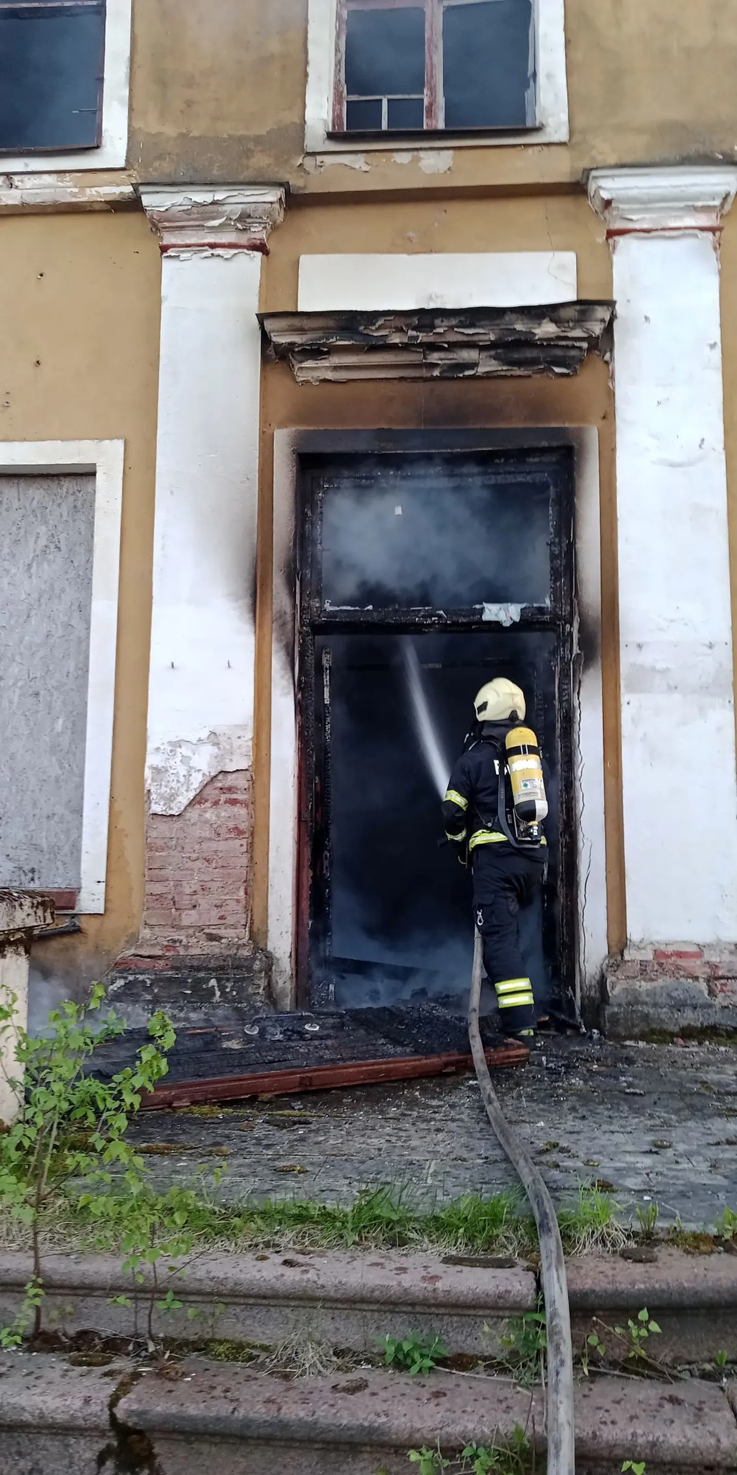 Esmalt süüdati mõisa uks, kust tuli levis edasi.