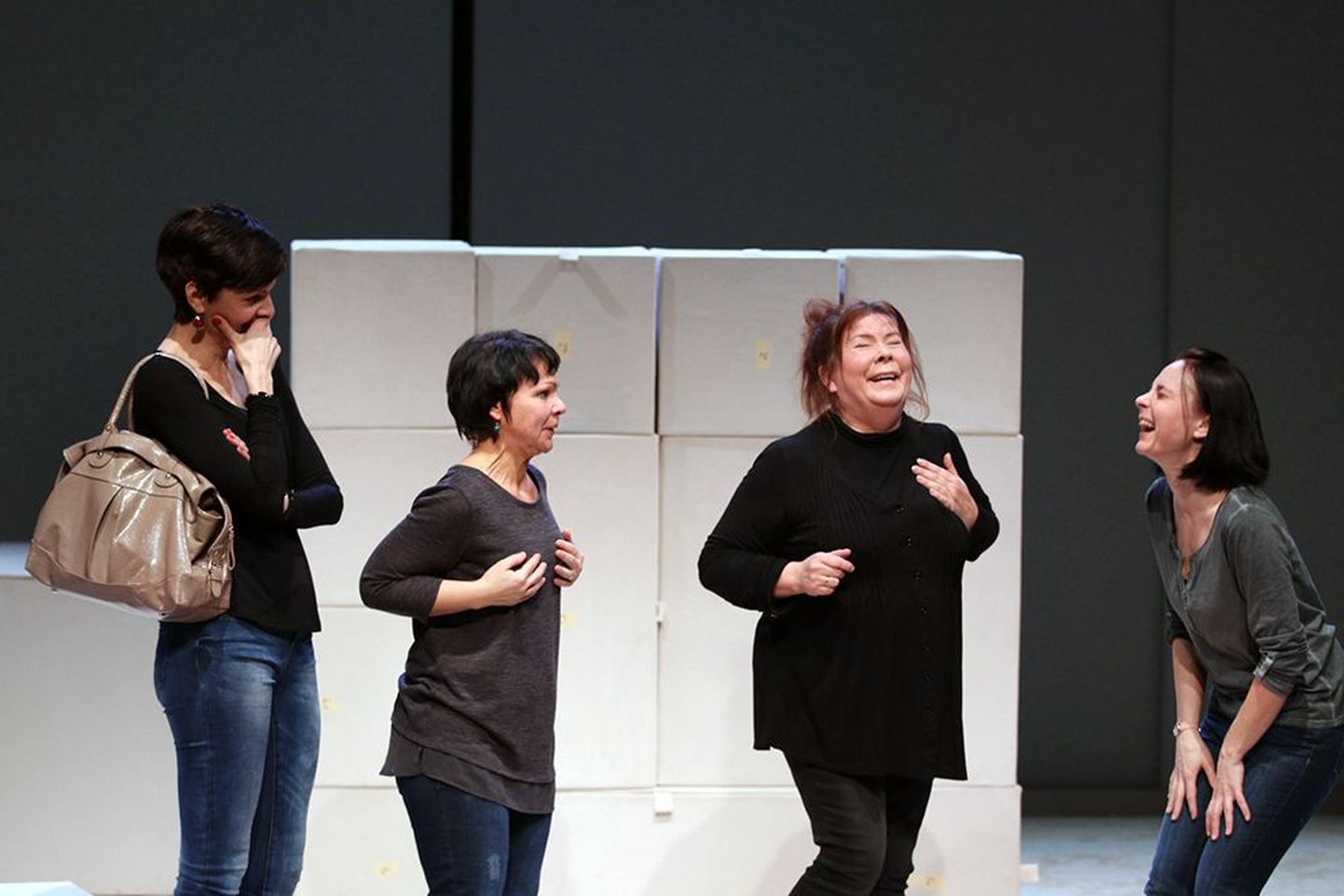 Näitlejad Triinu Meriste (vasakult), Jaana Kena, Terje Pennie ja Kadri Lepp on peale oma kutsetöö ennekõike emad.