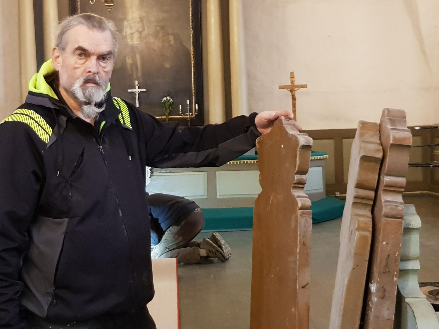 Представитель церкви Йоэль Роос сказал, что хотел бы восстановить прежний вид скамеек.