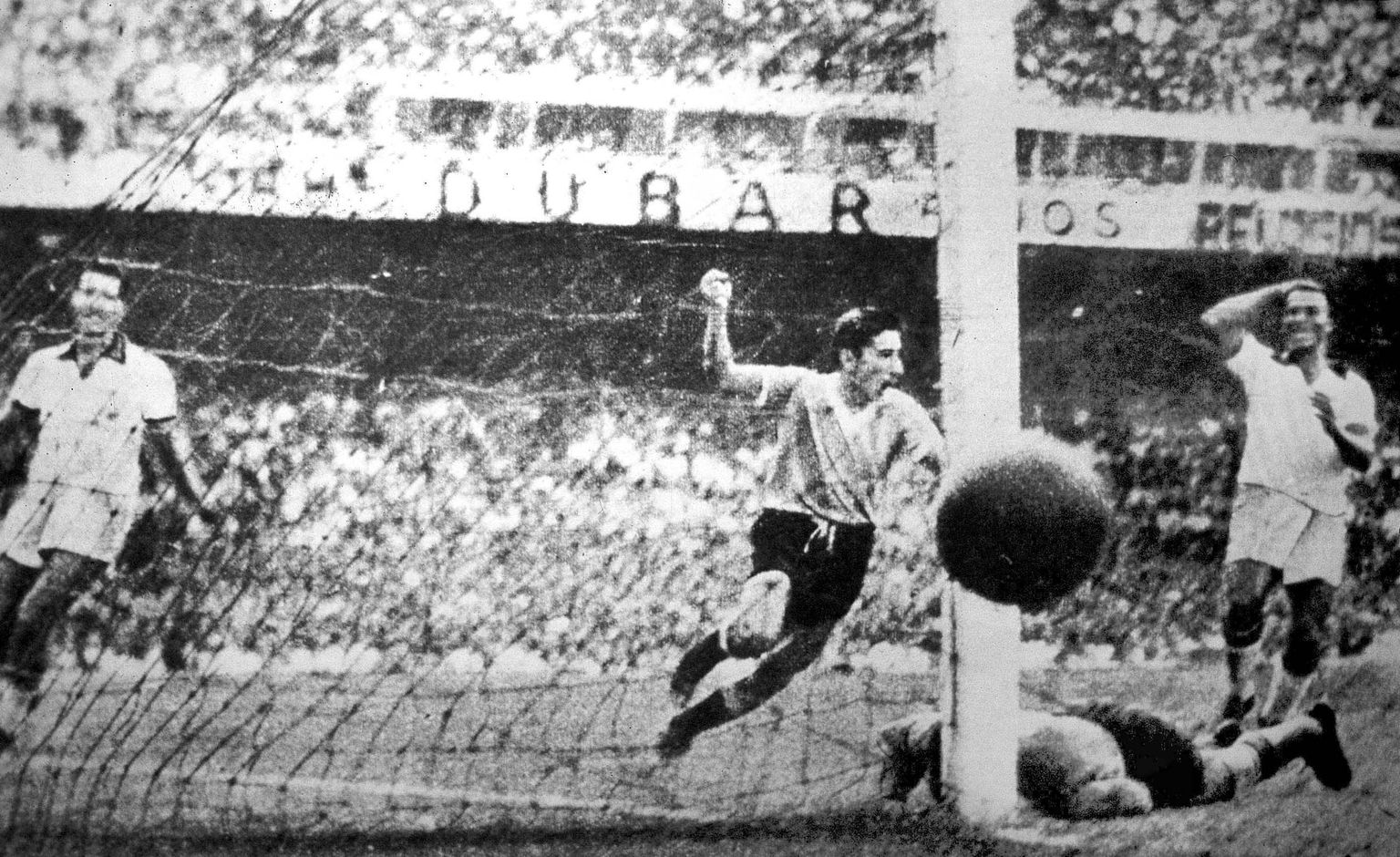 Uruguay koondislane Ghiggia sahistamas finaalmänguks kujunenud kohtumises Brasiilia väravavõrku.