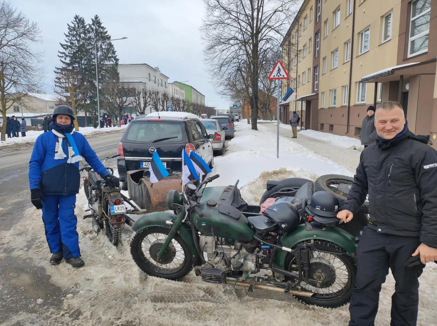 Тармо (слева) и Рауль украсили свои мотоциклы сине-черно-белыми флагами.