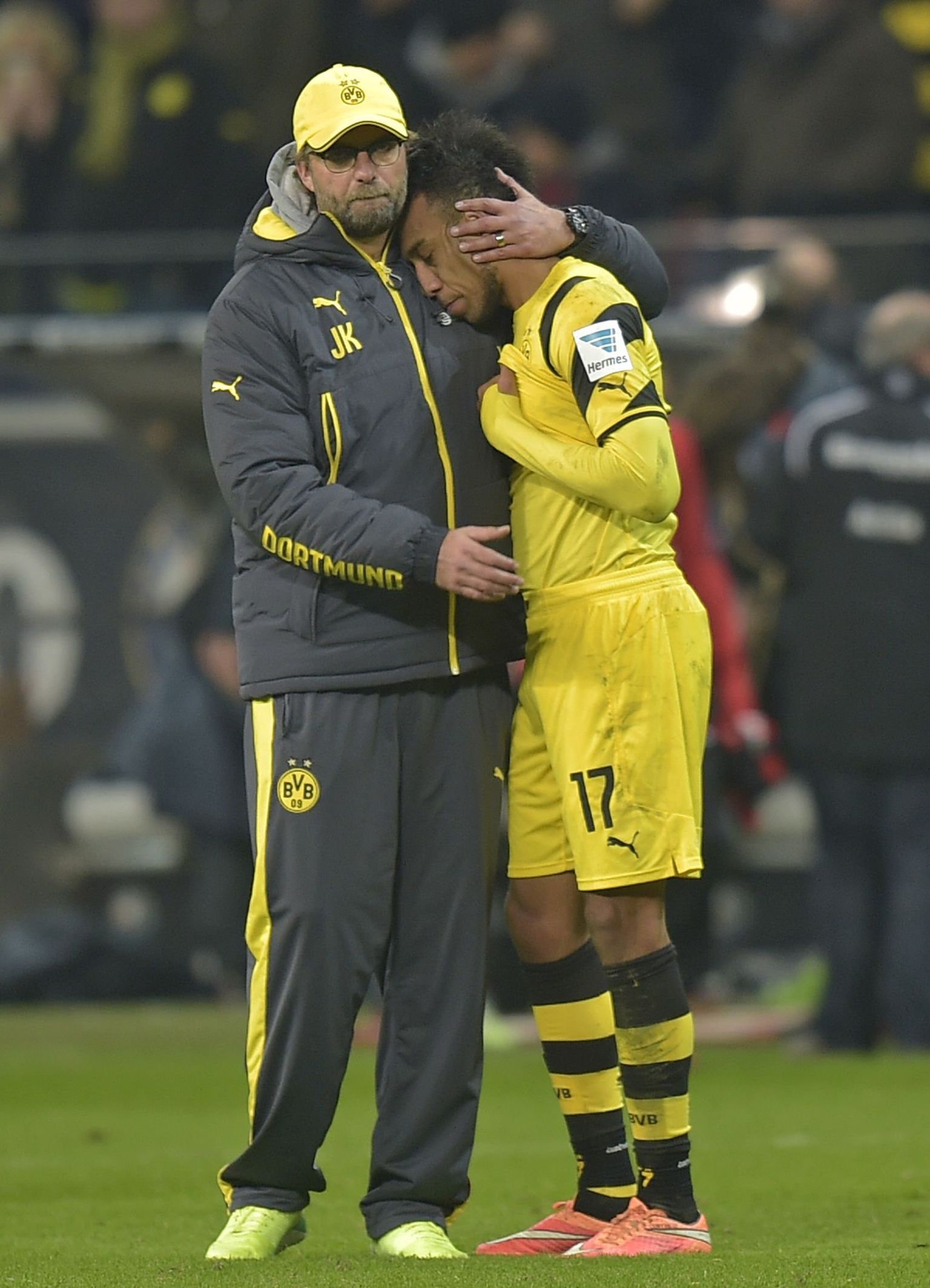 Dortmundi Borussia peatreener Jürgen Klopp (vasakul) lohutab pärast järjekordset kaotust ründajat Pierre-Emerick Aubameyangi.