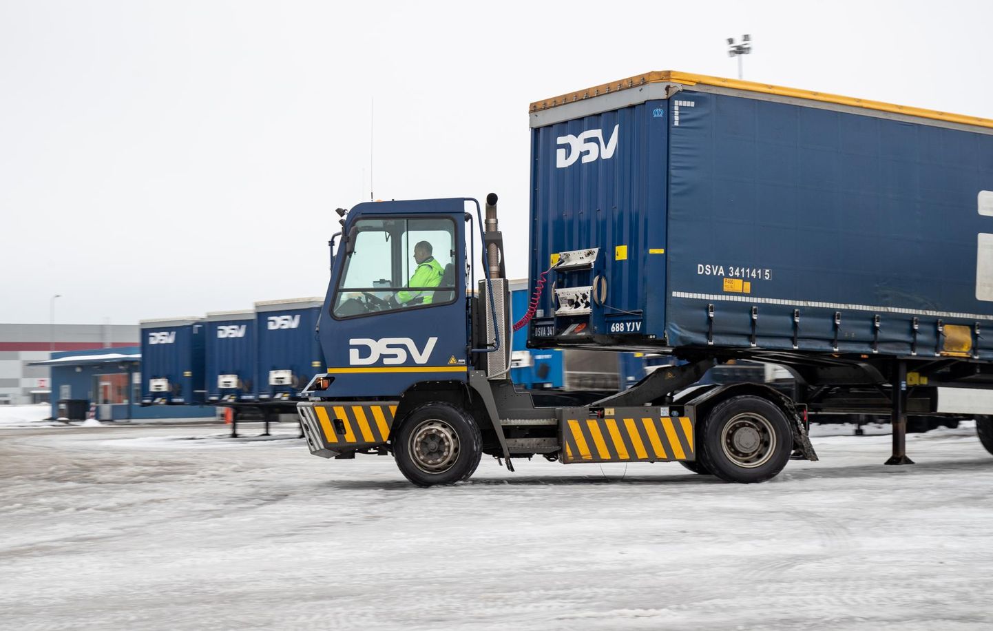 DSV on põhiline Eesti ja Rootsi vaheline kaubavedaja. Lastiks on kõik kaubad, alustades toidust ja rõivastest ning lõpetades tehnoloogia ja ehitusmaterjalidega.