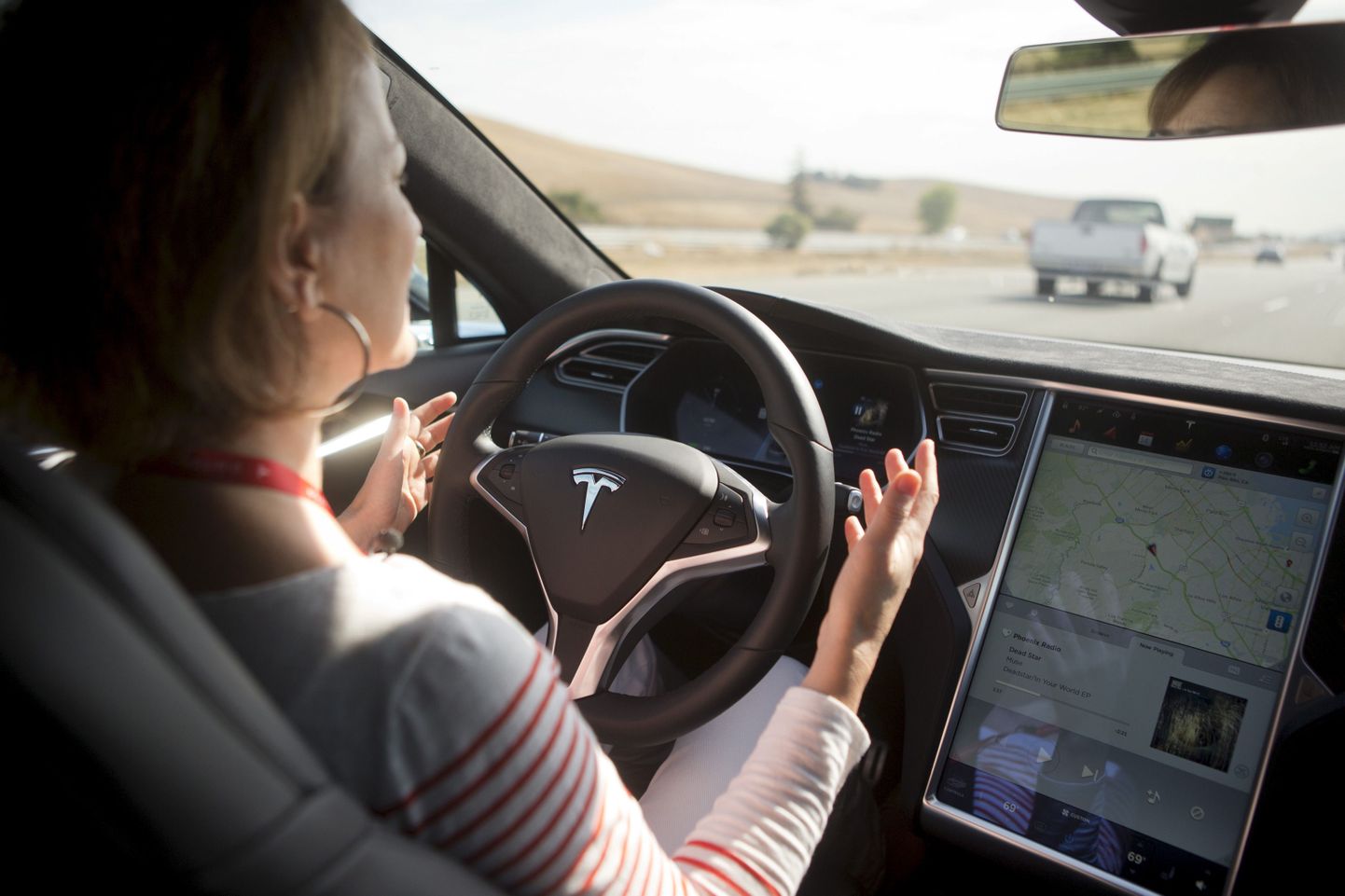 Viimase aasta jooksul toodetud Tesla Model S’id on võimelised ise sõitma pärast tasuta tarkvarauuendust.