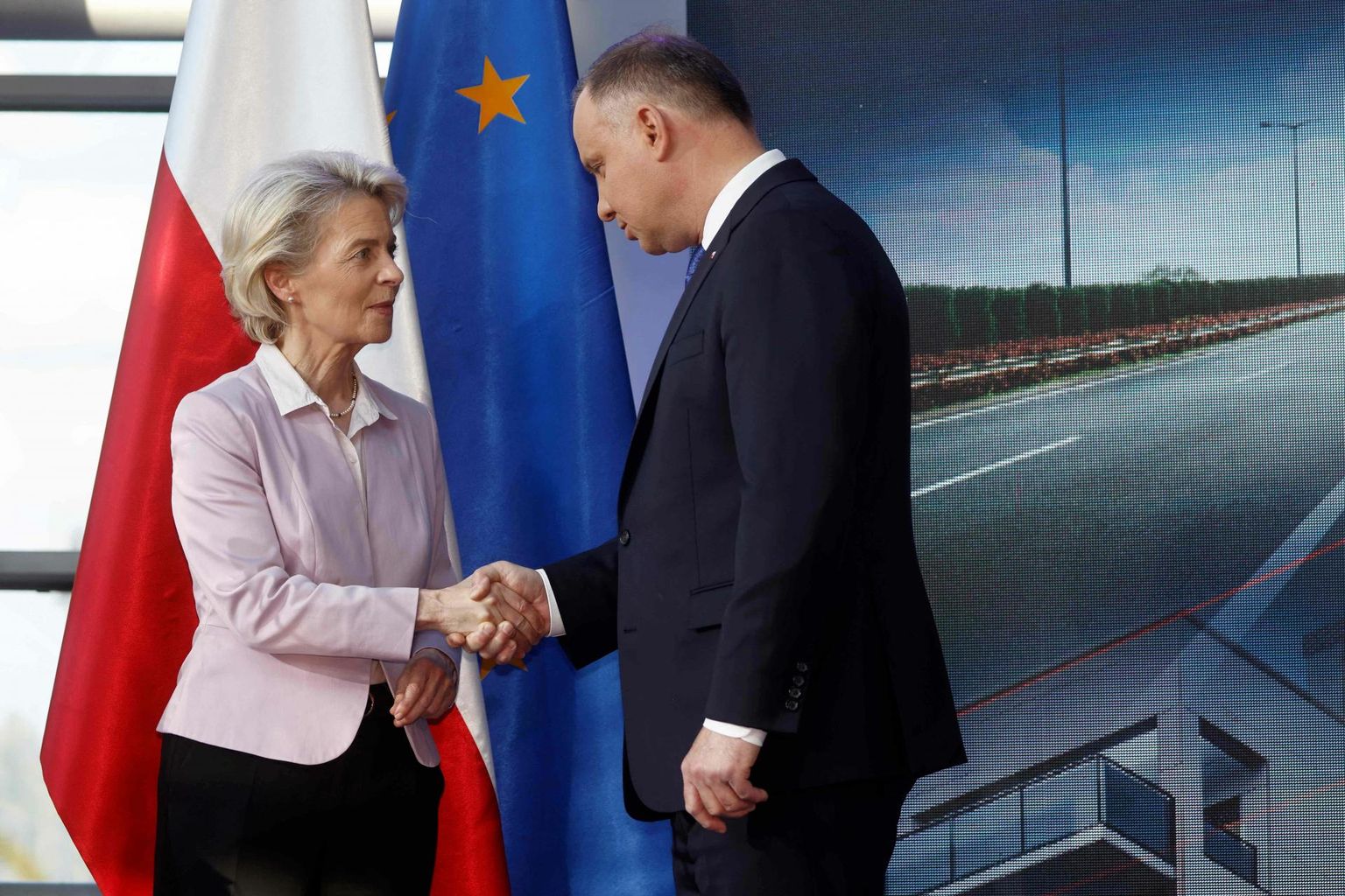 Euroopa Komisjoni president Ursula von der Leyen avaldas Poola taastekavale toetust juuni alguses, kui kohtus Varssavis riigi presidendi Andrzej Dudaga. Brüssel ei maksa raha enne välja, kui on ellu viidud kohtunikkonda puudutavad reformid. 