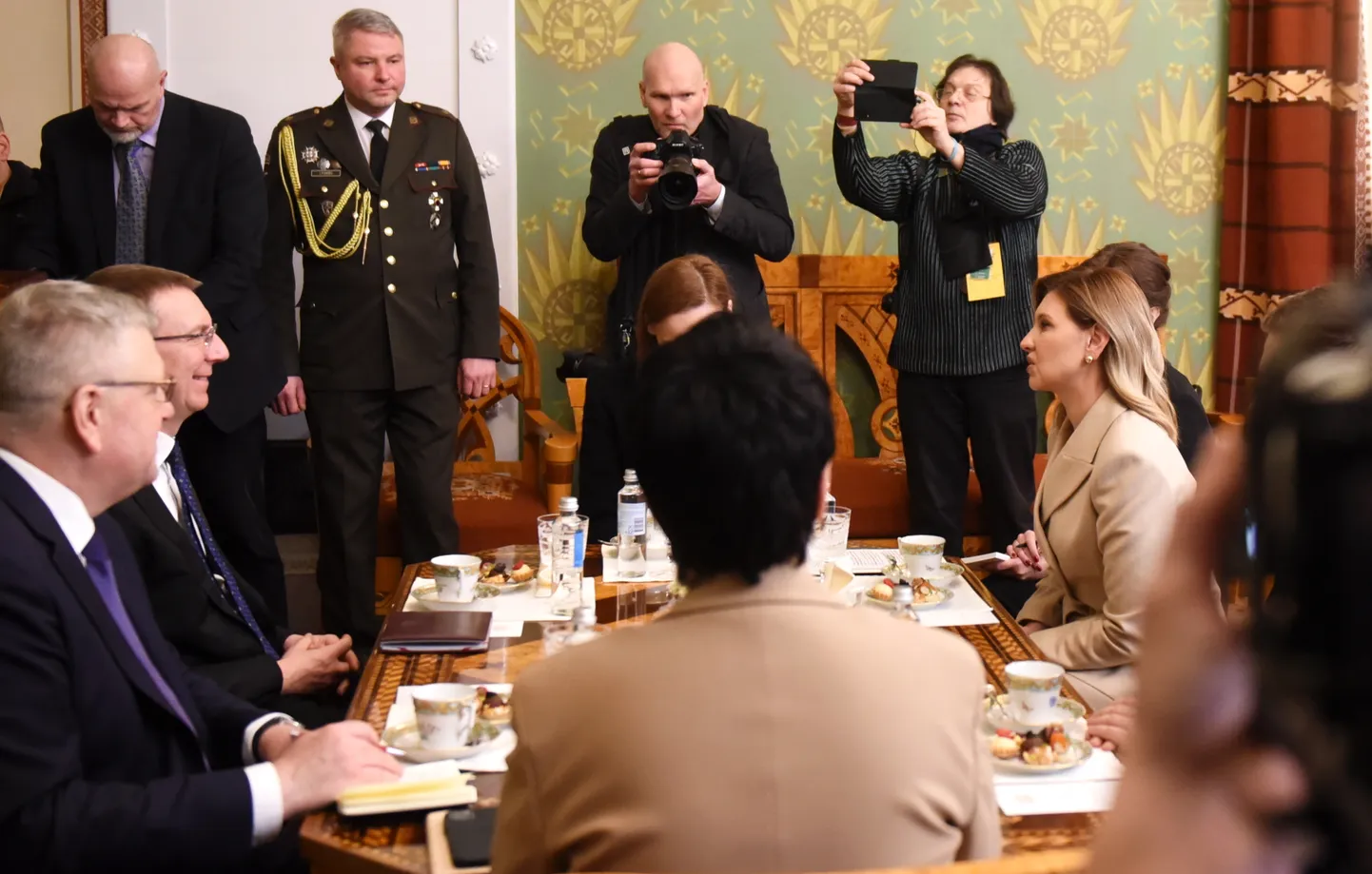 Valsts prezidents Edgars Rinkēvičs un Ukrainas prezidenta kundze Olena Zelenska tikšanās laikā Rīgas pilī.