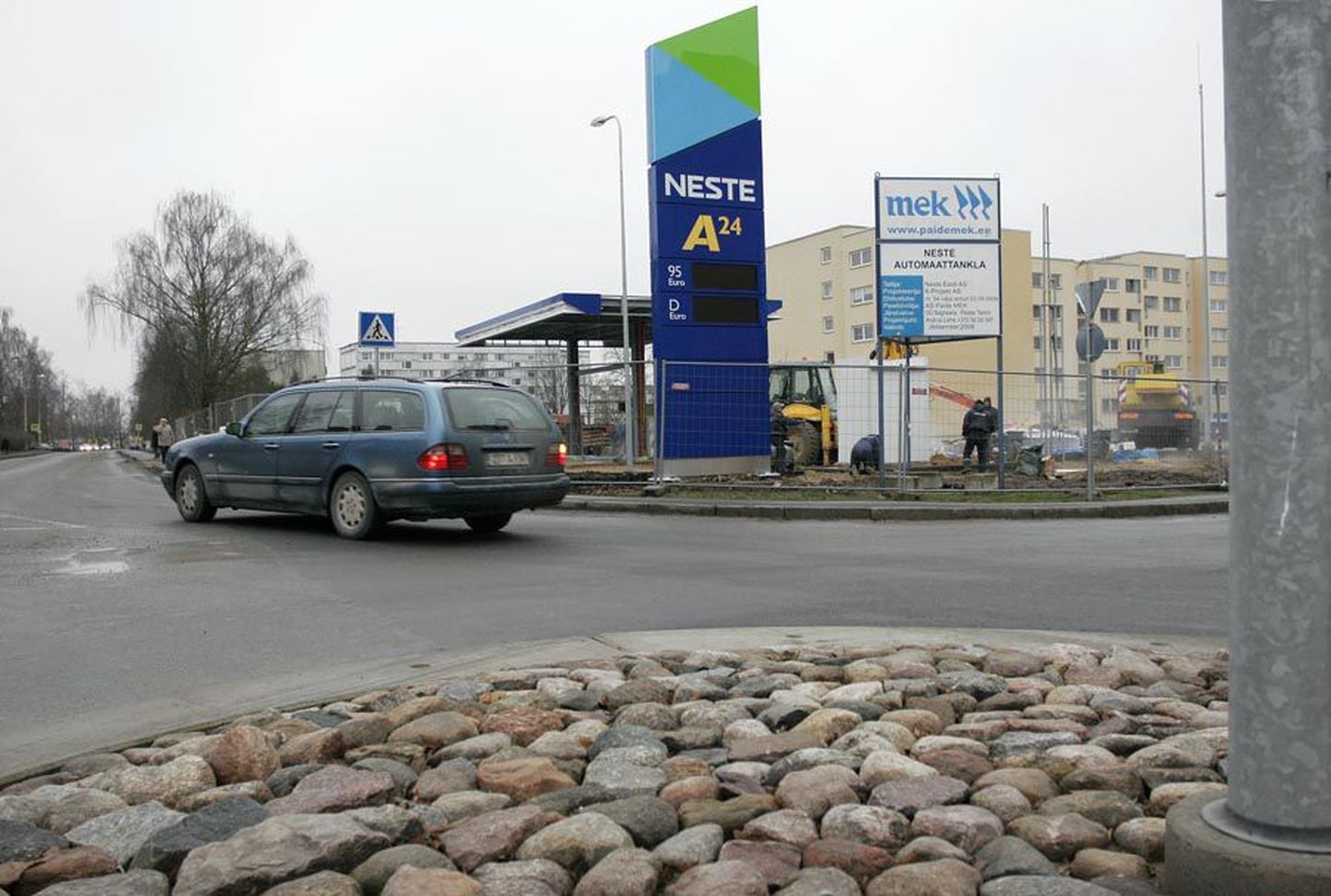 Kahe Riia maanteel lähestikku asuva väljasõidu tõttu võib Neste bensiinijaama liiklusskeem tunduda ehituse praeguses järgus kirjum, kui see tegelikult olema saab.