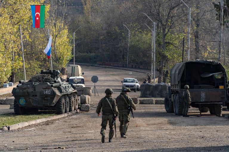 Российские миротворцы патрулируют блокпост под Шушей по дороге Горис-Степанакерт, 17 ноября 2020 года