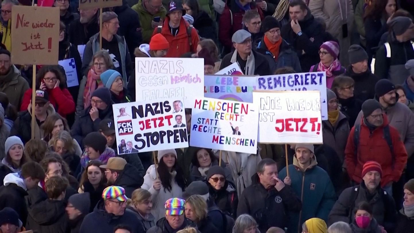 Düsseldorfis eile toimunud protestist võttis osa ligi 100 000 inimest. Plakatitel on kirjas «Natsid praegu peatada», «Inimõigused parempoolsete inimeste asemel» (sõnamäng sõna rechte kohta, mis tähendab saksa keeles nii õigust kui ka paremat – toim), «Mitte kunagi jälle on praegu!», «Natsid söövad salaja falafeli».
