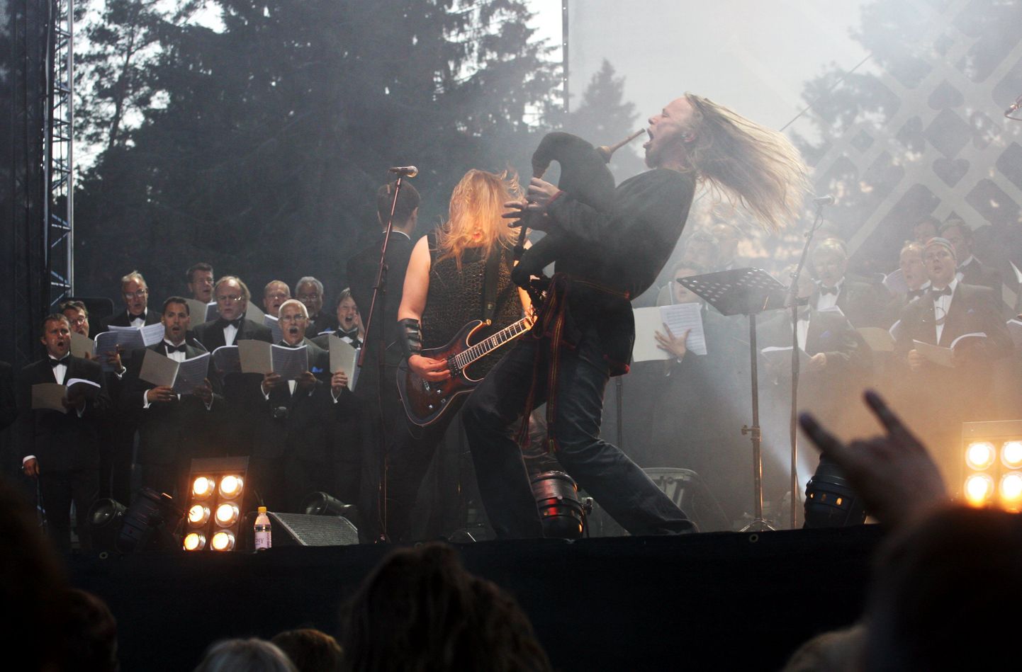 „Reiu Rock 2010” üks peaesinejaid on Metsatöll. Pildil müdistab meie folk-metali hiid Lõhavere linnamäel.