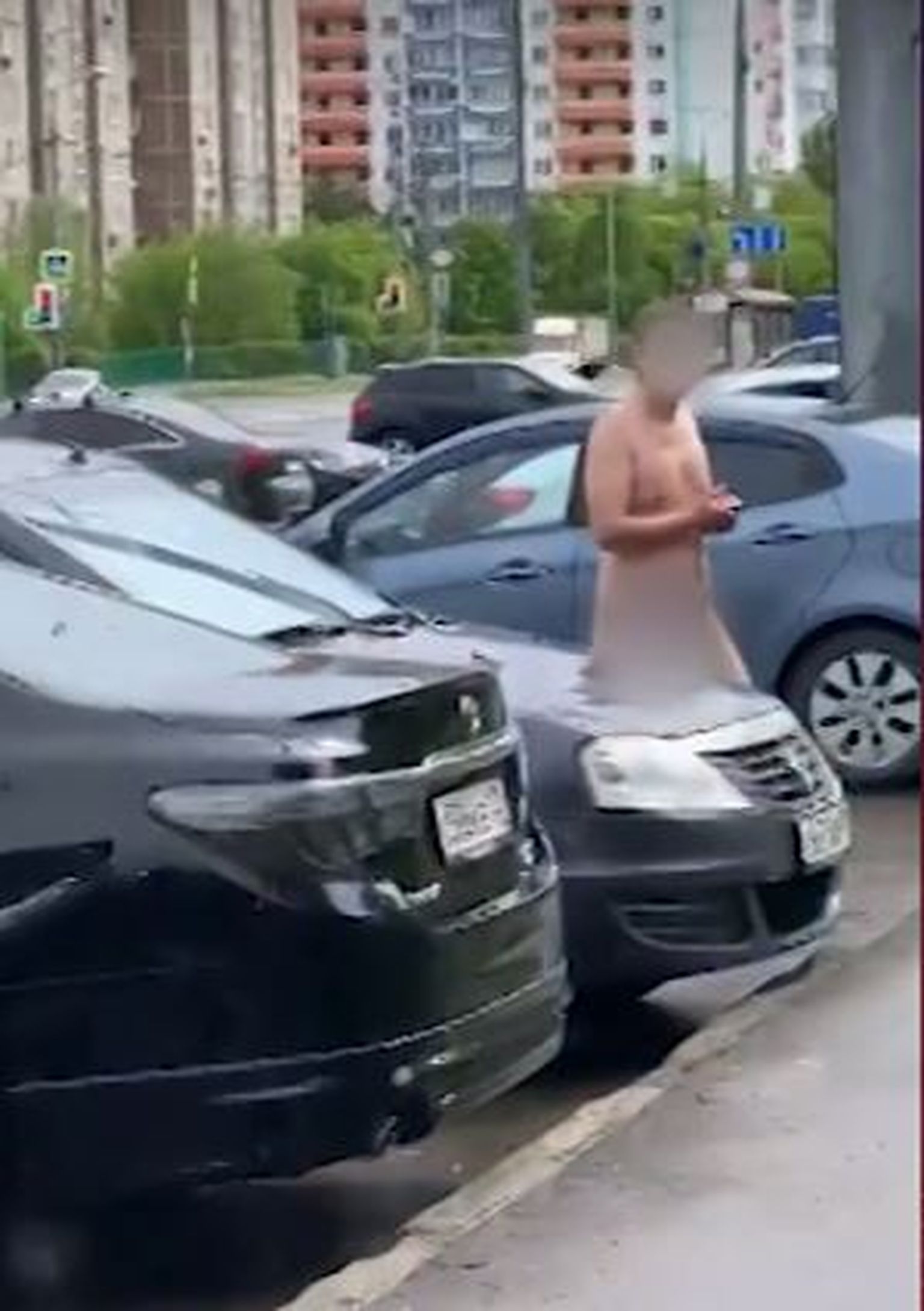 В Москве голый мужчина громил автомобили