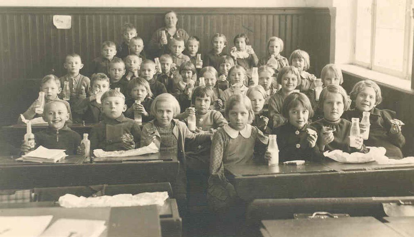 Pildi järgi võib öelda, et 1939. aastal olid Türi aiamajandusgümnaasiumi esimese klassi õpilased vägagi piimamaiad. Kooli jõudis piim suure pütiga mõnesaja meetri kauguselt meiereist, seejärel jagati see õpilastele. Mõni laps võttis piima kodust pudeliga kaasa. Tänapäeval saavad koolid kõigile õpilastele anda piima tasuta.
