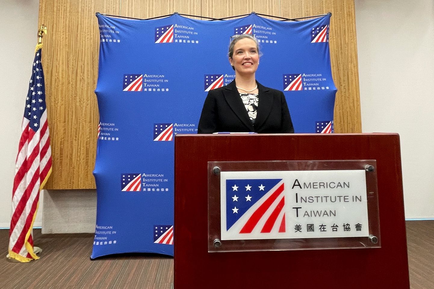 Ameerika Instituut Taiwanil (AIT) direktor Sandra Oudkirk pressikonverentsil Taipeis.