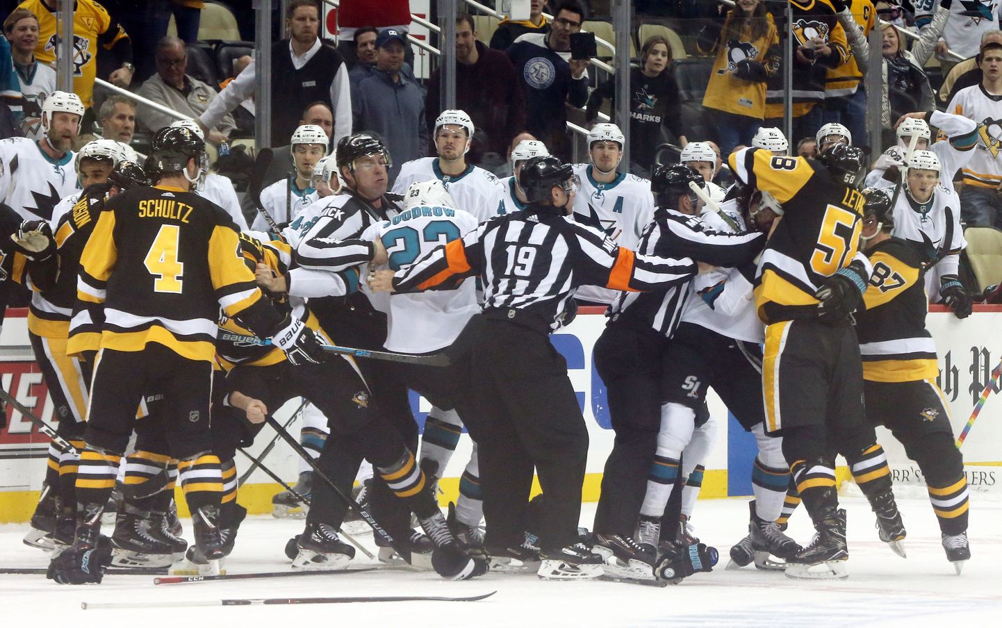 Pitsburgas "Penguins" un Sanhosē "Sharks" hokejisti