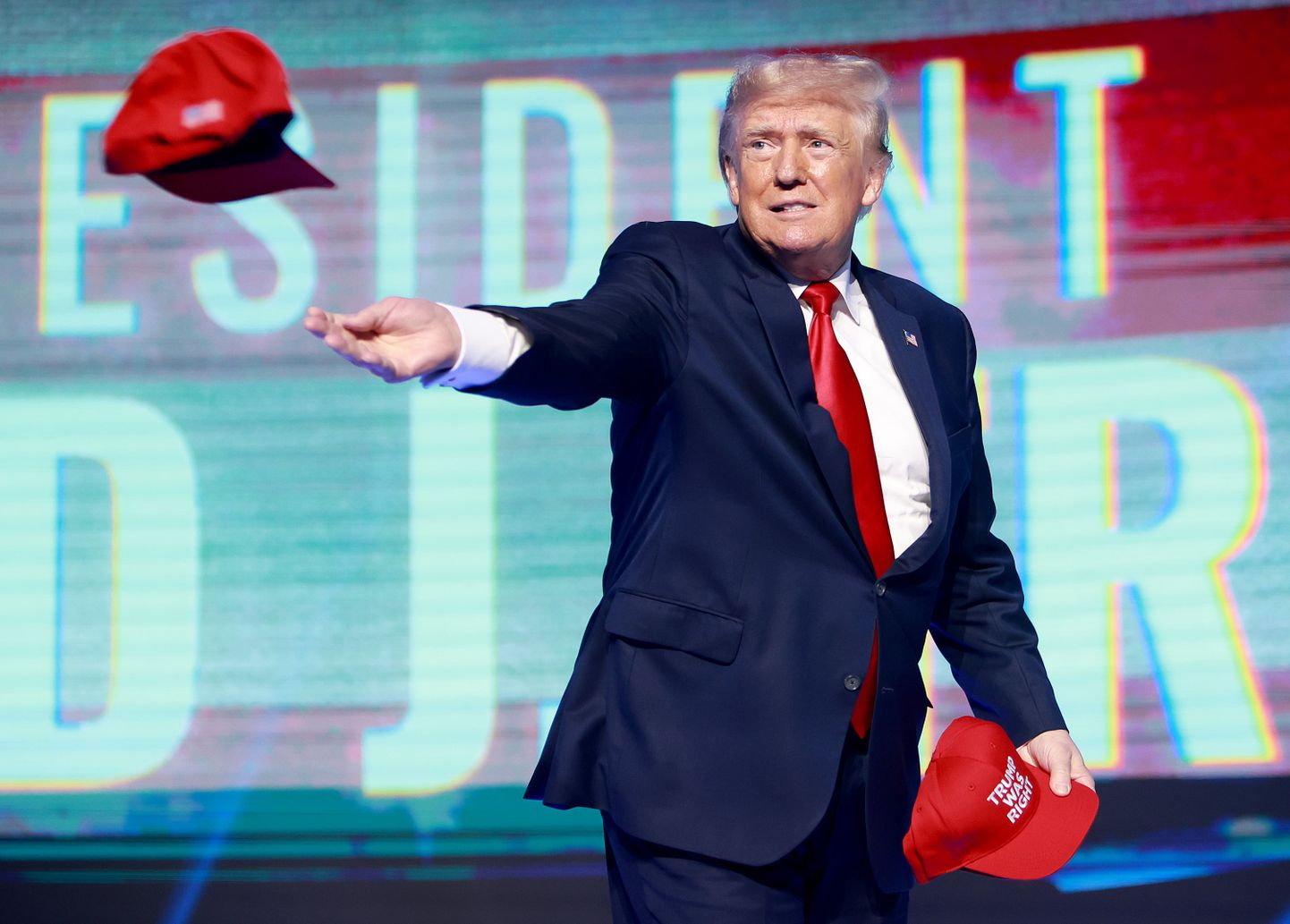 Endine president Donald Trump loobib kampaaniaüritusel mütse rahva sekka, 23. juuli 2022. aastal Floridas.