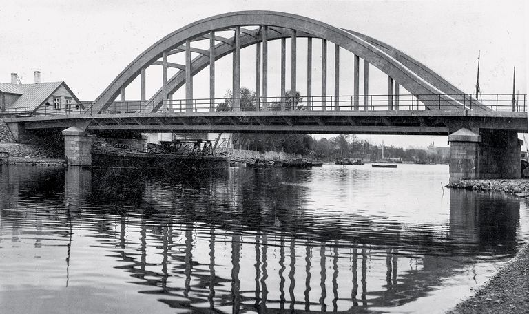 Двухопорный мост через реку Сауга.