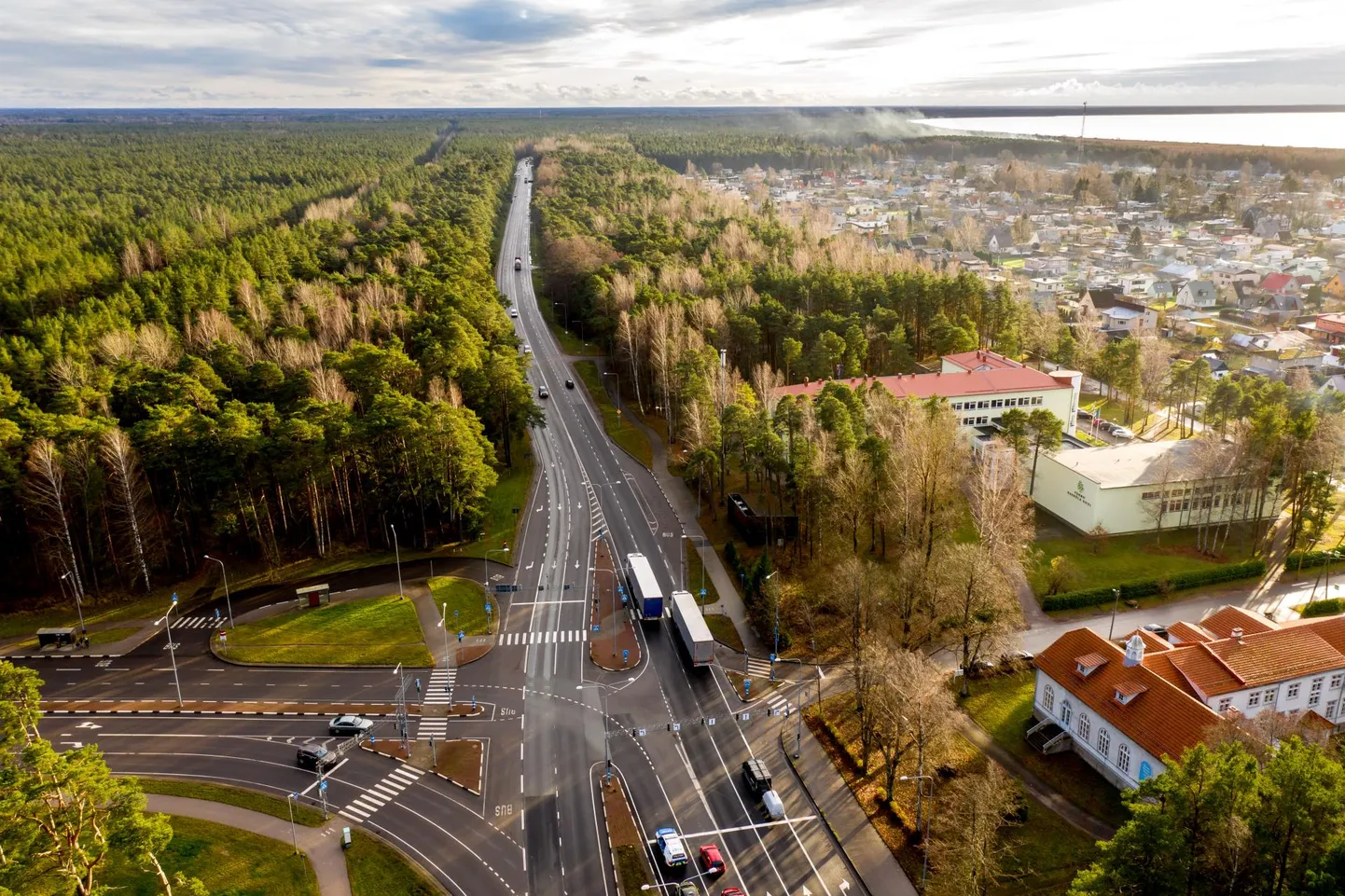 Raeküla kooli juhtkond ja paljud lapsevanemad on märganud, et nii linna kui Häädemeeste poolt tulijad kipuvad autodega enne ristmikku kiirendama.