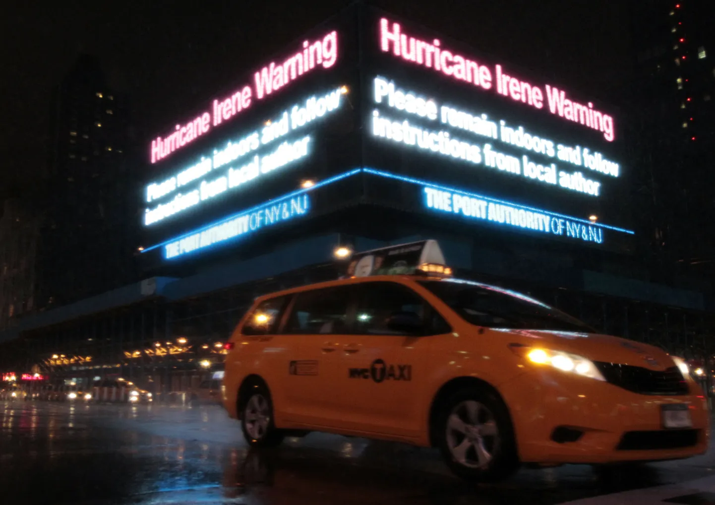 Orkaani Irene eest hoiatav teade valgusekraanil New York Citys.