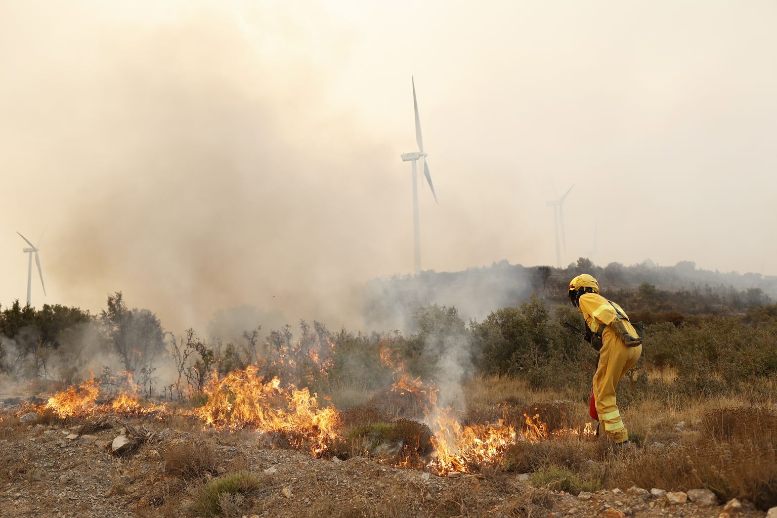 Tuletõrjuja võitleb täna leekidega Hispaanias Bejísi lähistel.