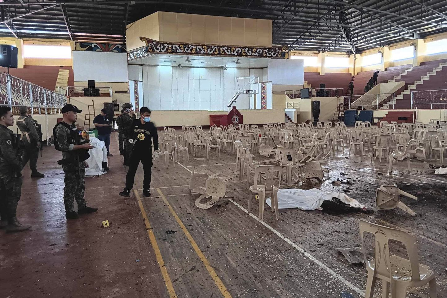 Filipiinide politseinikud plahvatuskohal Marawis.