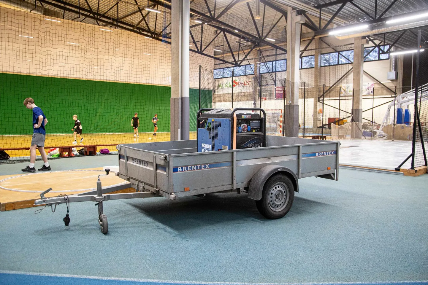 Valga linnapargis asuvasse spordihalli saabus juba nädala algul generaator, et inimesed elektrikatkestuse korral sealt sooja ja valge paiga leiaks.
