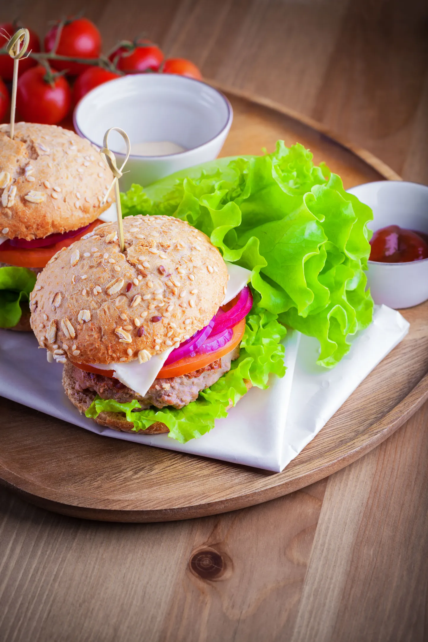 Burgeri sisse käigu ohtralt köögivilju ning pigem väiksem lihapihv.
