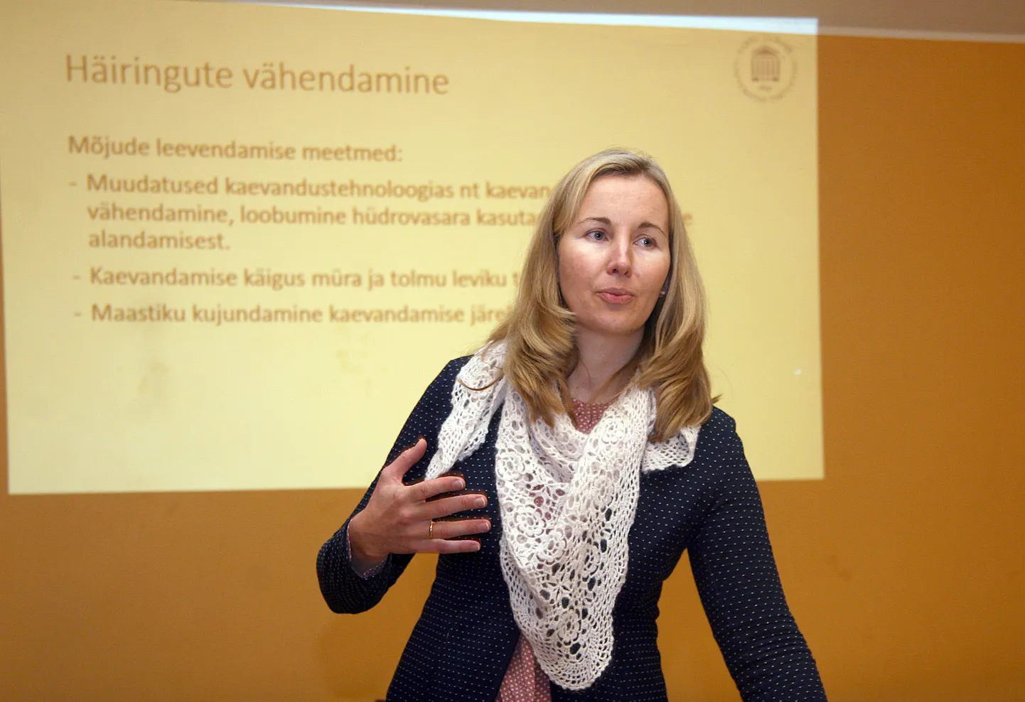 Lüganuse volikogu pidi otsuse vastu võtma juba 2018. aasta juunis, sotsiaalsete mõjude uuring sai tutvustamisvalmis alles viis kuud hiljem. Pildil uuringu üks autoreid Kati Orru Tartu ülikoolist.
