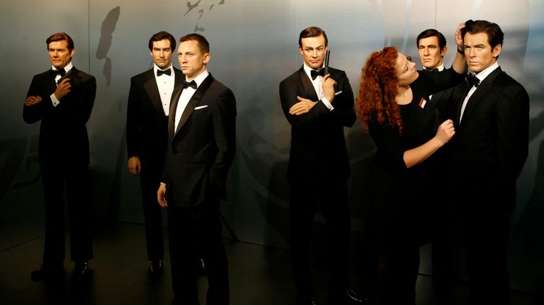 James Bondi kehastanud näitlejate vahakujud Berliinis Madame Tusaauds' muuseumis. Vasakult Roger Moore, Timothy Dalton, Daniel Craig, Sean Connery, George Lazenby ja Pierce Brosnan