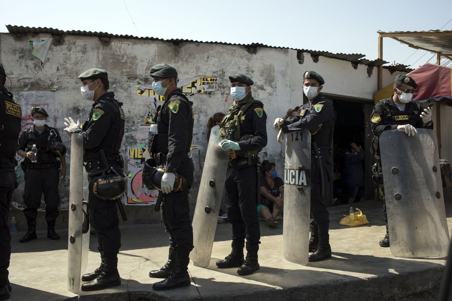 Politseinikud Peruu vangla ees.