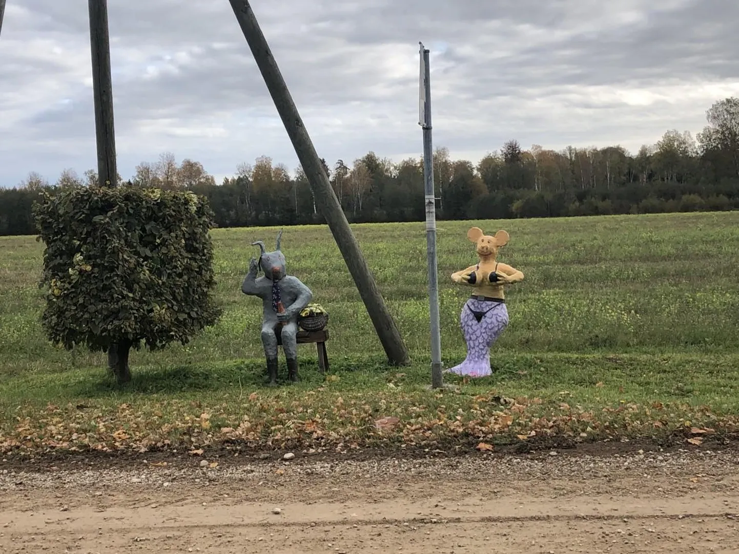Kohalikud on Saarse peatusesse püstitanud kujud, mis võiksid muuta bussi ootamise lõbusamaks.