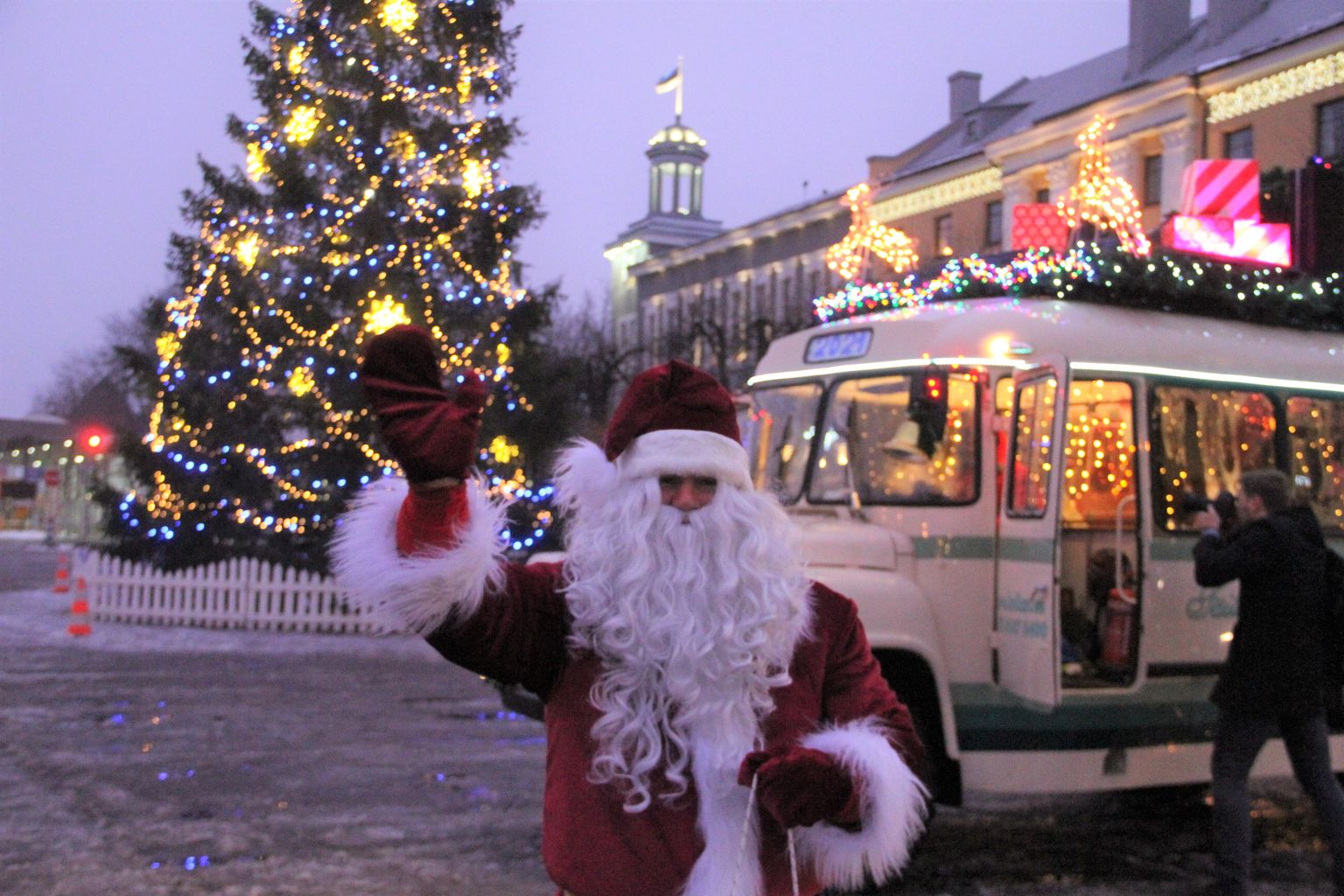 Вместо новогоднего фейерверка и традиционного праздника на главной площади по Нарве колесит автобус Деда Мороза.
