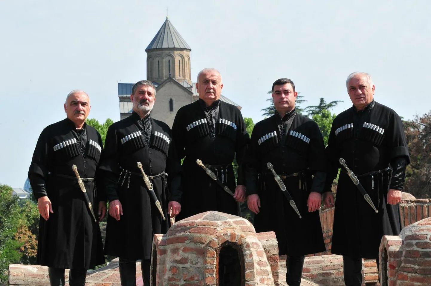 Traditsioonilist koorilaulu esitava Tbilisi kõla on ühel hetkel imeõrn ja südamlik, järgmisel kõmiseb kui kõuepilv.
