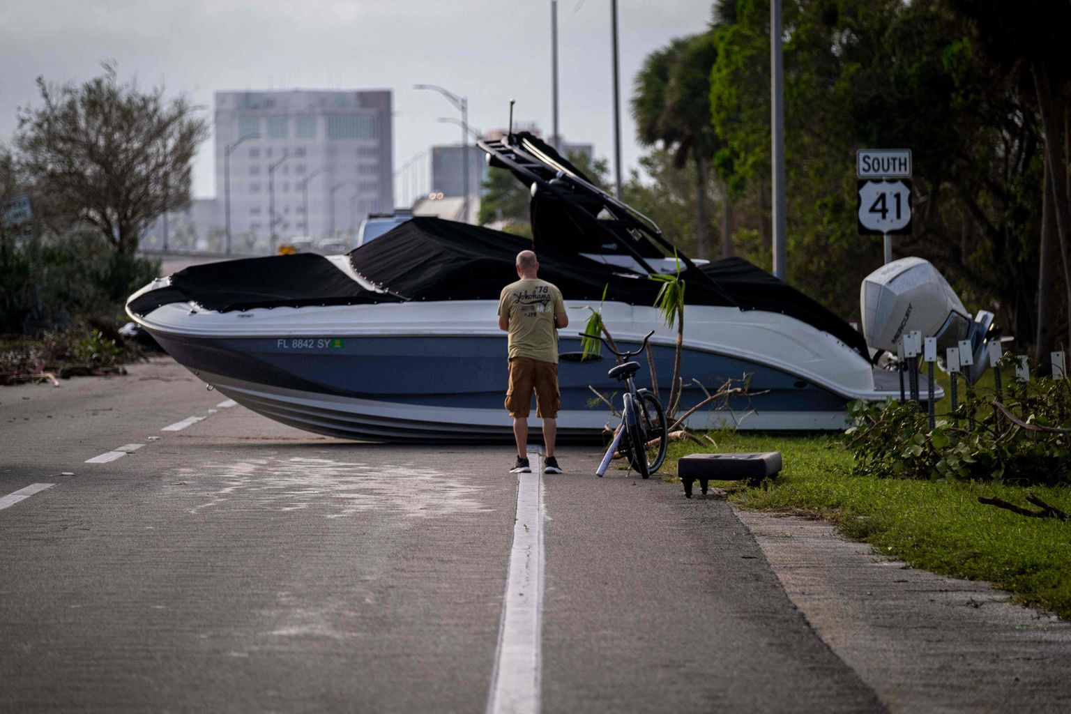 Orkaan Ian on paisanud mootorpaadi autoteele Fort Myersis Floridas. Troopiline torm tõi kaasa ulatusliku üleujutuse ja tormituuled. (Photo by Ricardo ARDUENGO / AFP)