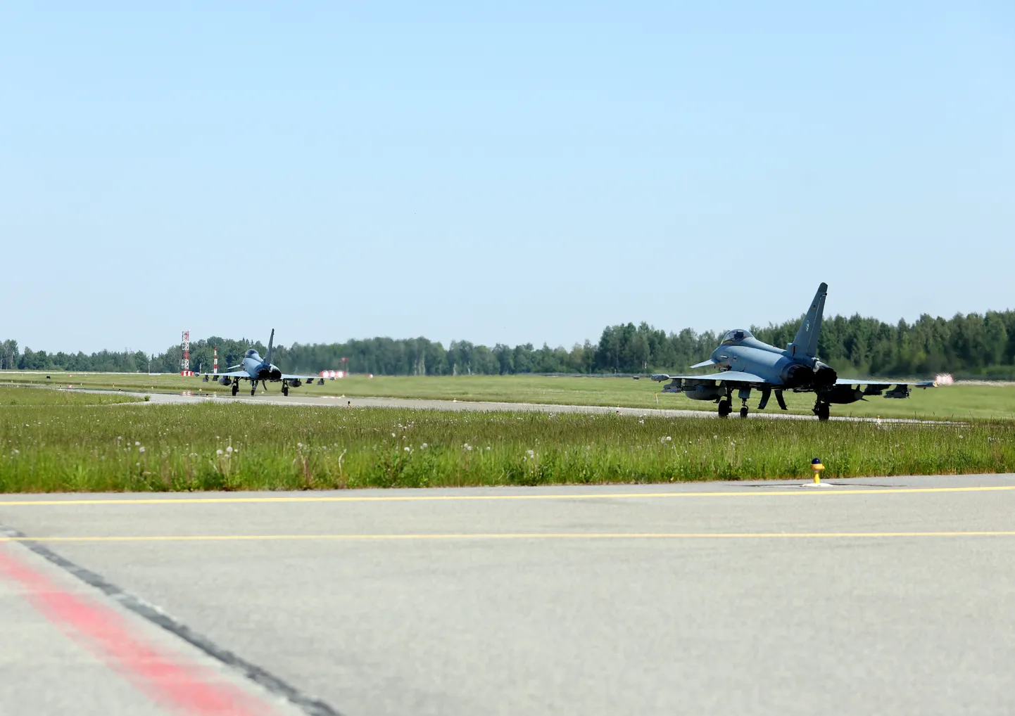 Iznīcinātāji "Eurofighter" Nacionālo bruņoto spēku militārajā bāzē "Lielvārde" Vācijas aizsardzības ministra apmeklējuma laikā.