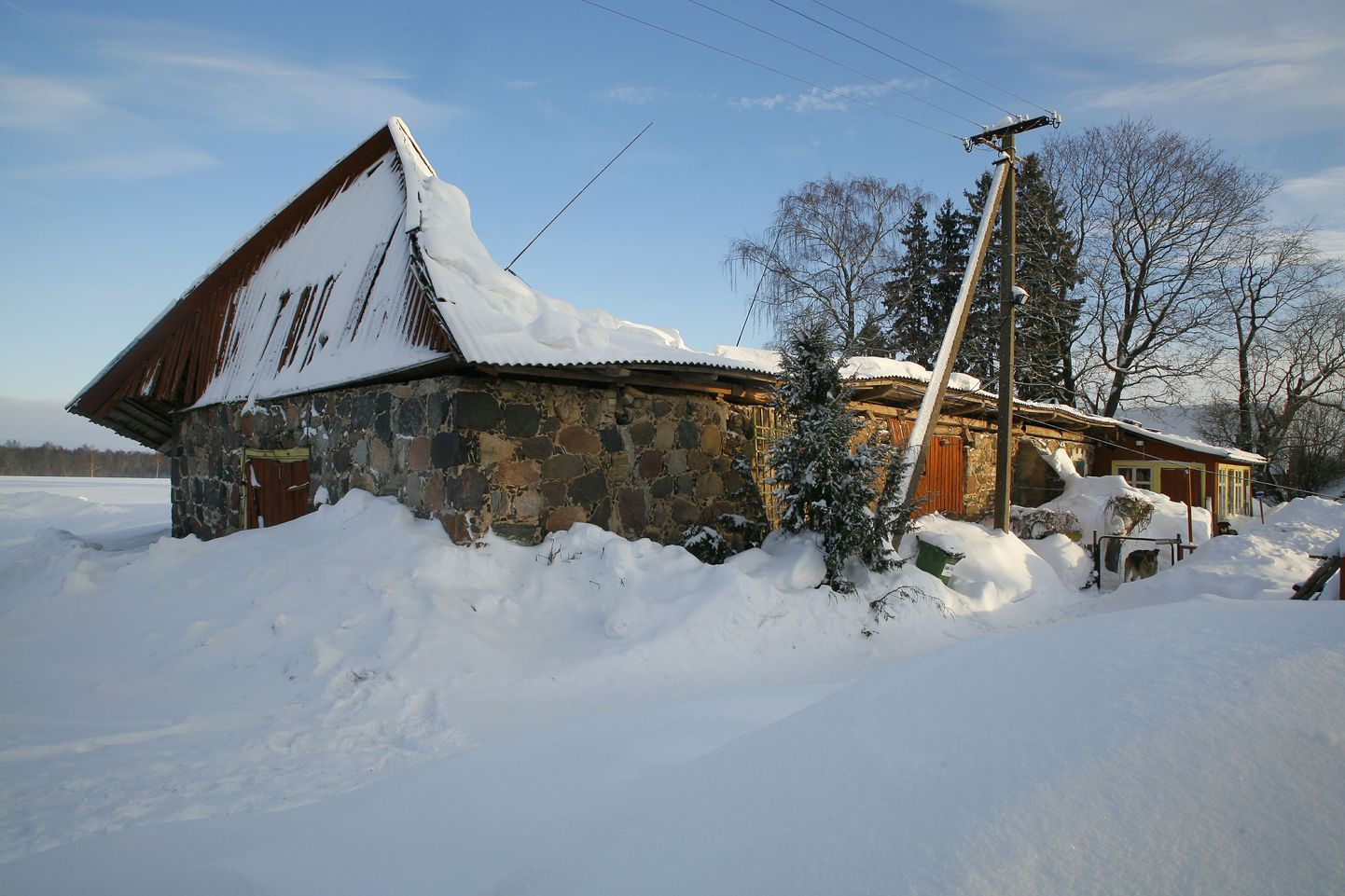Eelmise aasta 30. detsembril vajus Tõstamaa vallas lume raskuse all sisse talumaja katus.