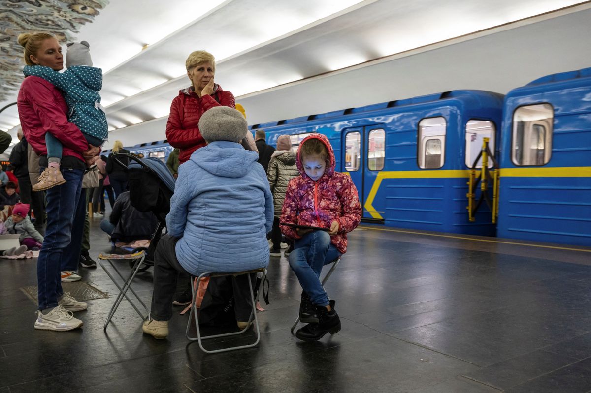 Киевляне прячутся в метро от российских обстрелов