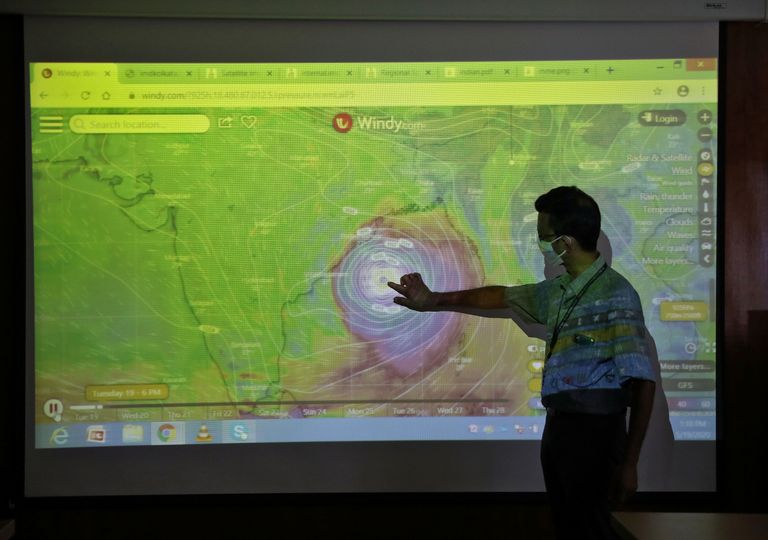 India meteoroloog näitamas Bengali lahel tekkinud tsüklon Amphanit