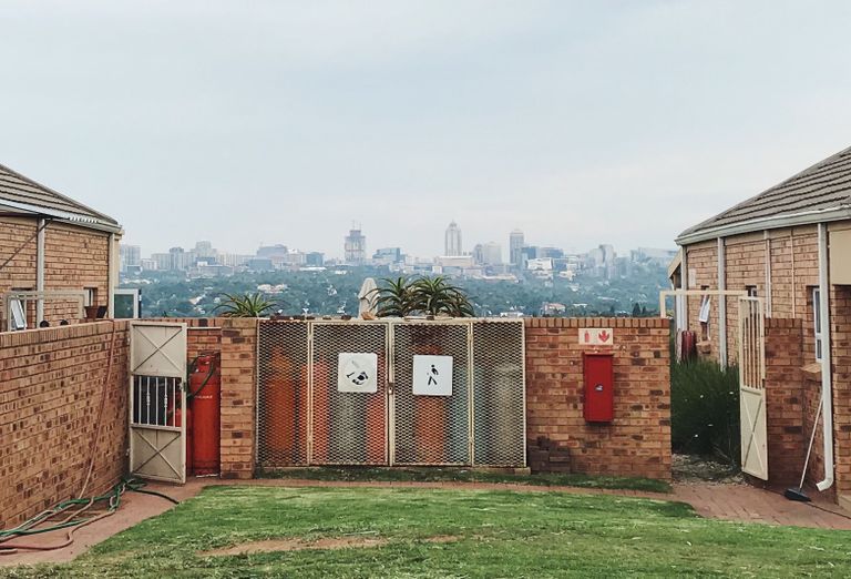 Vaade Johannesburgile restorani tagaaiast.