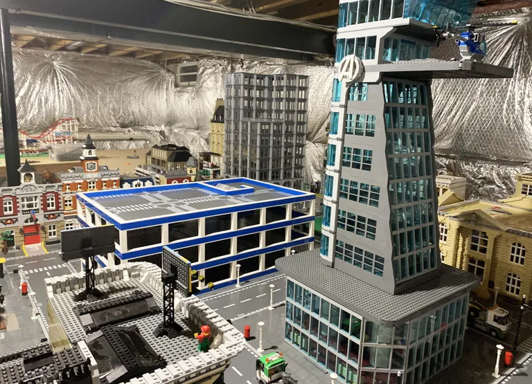 Джош постоянно добавляет в свой Lego City новые постройки и детали. 