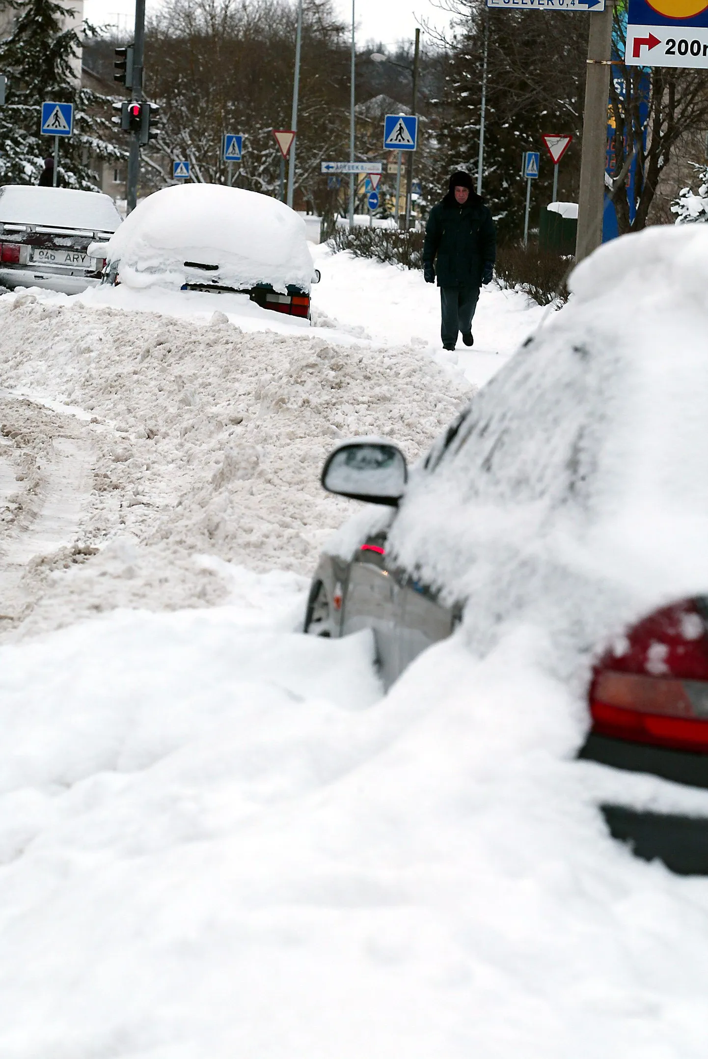 Tänavatel seisvad autod raskendavad oluliselt sahkamist ja lume koristamist.