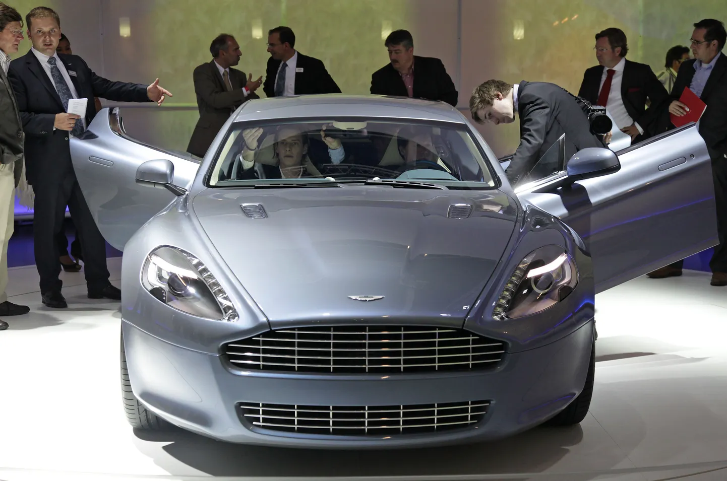 Автомобиль Aston Martin на выставке.
