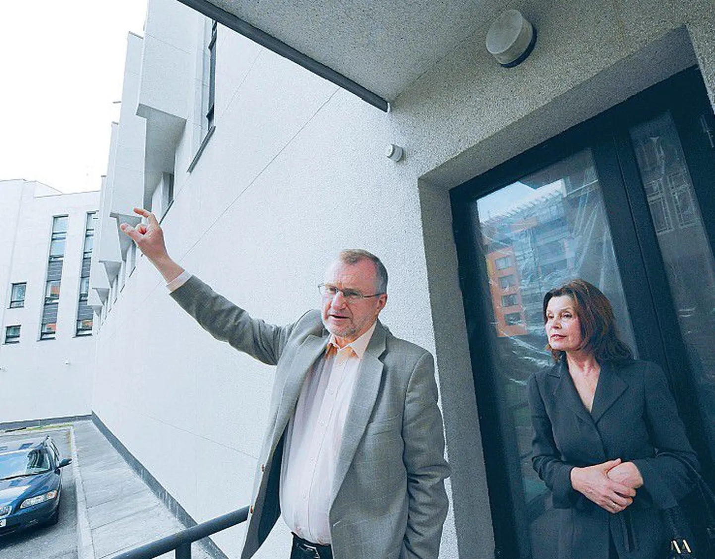 Muusikaakadeemia rektor Peep Lassmann ja prorektor Marje Lohuaru näitavad kooli juures asuvat parklat, kuhu peaks kerkima kontserdisaal. Selle ehituseks soovib ülikool Euroopa Liidu antavast rahast 60 miljonit krooni.